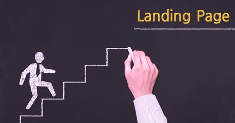 معنى landing page وكيف تعمل صفحات الهبوط وطرق استخدامها خلفية سوداء ويد شخص يكتب 