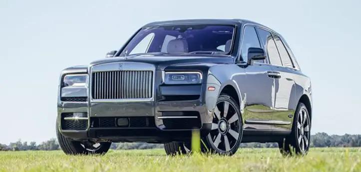 رولز رويس كولينان Rolls-Royce Cullinan سيارة فخمة وفسيحة واقفة على الحشائش