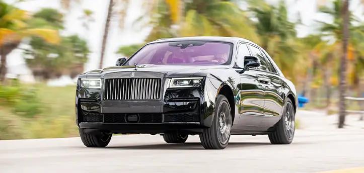 رولز رويس جوست Rolls Royce Ghost أفخم سيارة تمشي على الطريق بلونها الأسود