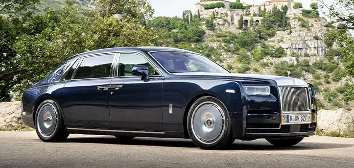 سيارة رولز رويس فانتوم Rolls Royce Phantom لونها أسود واقفة بكل فخامة تبهر الجميع