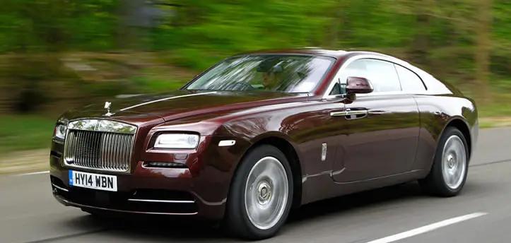 عربية رولز رويس رايث Rolls Royce Wraith سيارة نبيتي اللون تمشي على الطريق